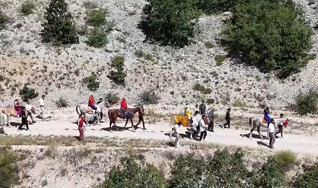 Erzincan'da asırlık gelenek atlı düğün alayıyla yaşatılıyor
