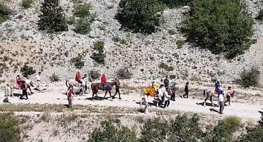 Erzincan'da asırlık gelenek atlı düğün alayıyla yaşatılıyor
