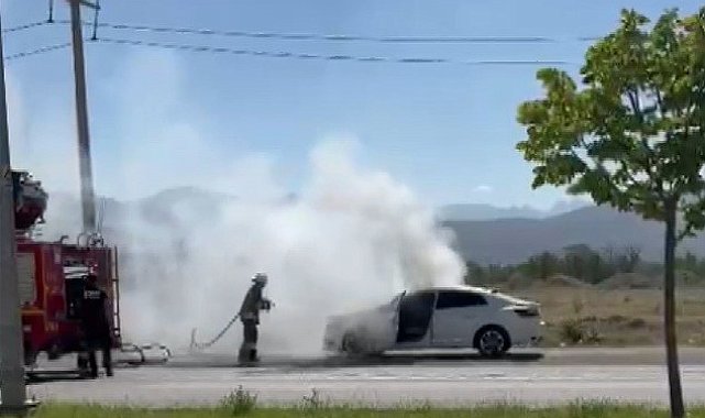 Erzincan'da bakım için servise götürülen otomobil yandı