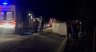 Erzincan'da bal yüklü minibüs devrildi: 3 yaralı
