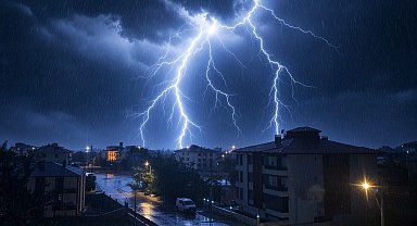 Erzincan'da geceyi şimşekler aydınlattı