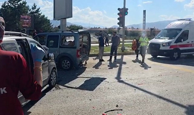 Erzincan'da iki otomobilin çarpıştığı kazada 4 kişi yaralandı