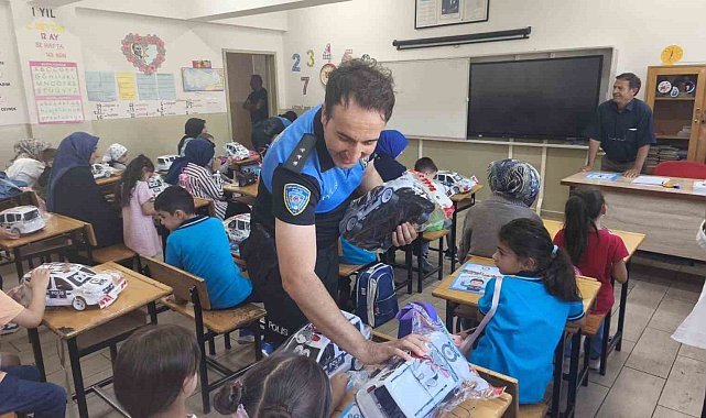Erzincan'da polis ekiplerinden öğrencilere yeni eğitim yılı sürprizi