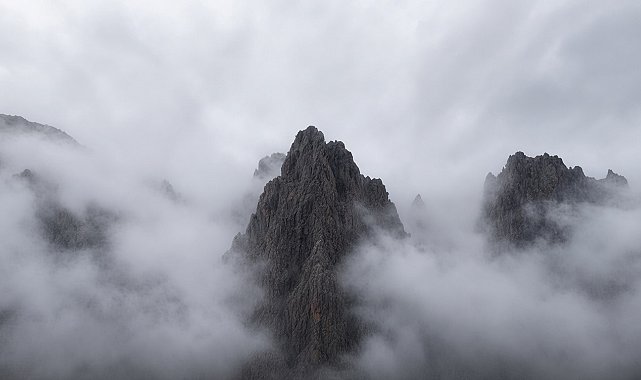 Erzincan'da sis bulutları doğayı masalsı görünüme bürüdü
