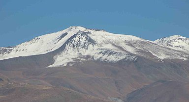 Erzincan'ın yüksek kesimleri mevsimin ilk karıyla beyaza büründü