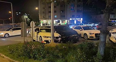 Erzurum'da kavşakta otomobiller çarpıştı: 2 yaralı
