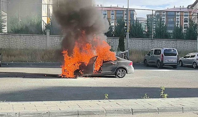 Erzurum'da korkutan araç yangını: Art arda patlamalar yaşandı