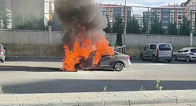 Erzurum'da korkutan araç yangını: Art arda patlamalar yaşandı