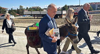 Eşeğiyle kitap taşıyor, köy çocuklarının hayallerine ışık oluyor