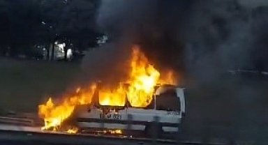 Esenler'de servis minibüsü alevlere teslim oldu