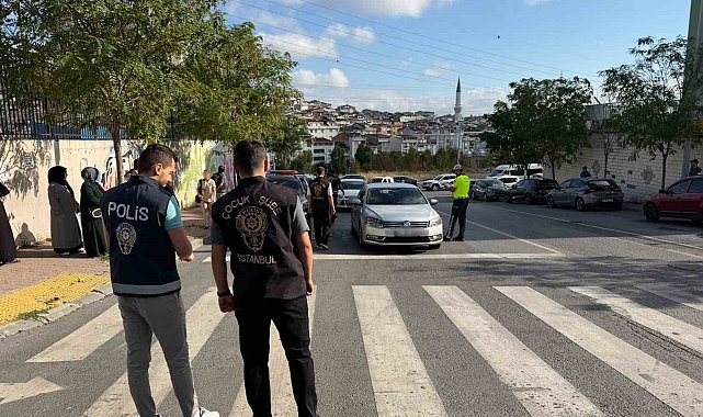 Esenyurt'ta polis ekiplerinde okul önlerinde dronlu denetim
