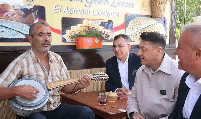 Eski futbolcu, AK Parti MKYK Üyesi Mesut Özil, Sakarya'da vatandaşlarla bir araya geldi