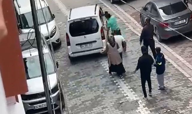 Eski koca olay çıkardı, kadının yakınları tekme tokat kovaladı; o anlar kamerada
