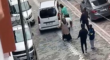 Eski koca olay çıkardı, kadının yakınları tekme tokat kovaladı; o anlar kamerada