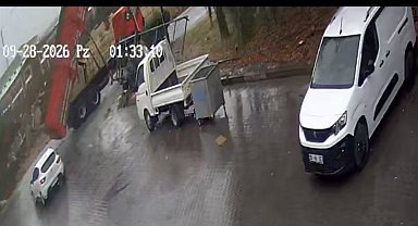 Eskişehir'de damperi açık kalan kamyon sanayi sitesinin kapısını böyle yıktı