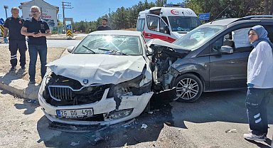 Eskişehir'de hafif ticari araç ile otomobil çarpıştı: 3'ü çocuk 7 yaralı