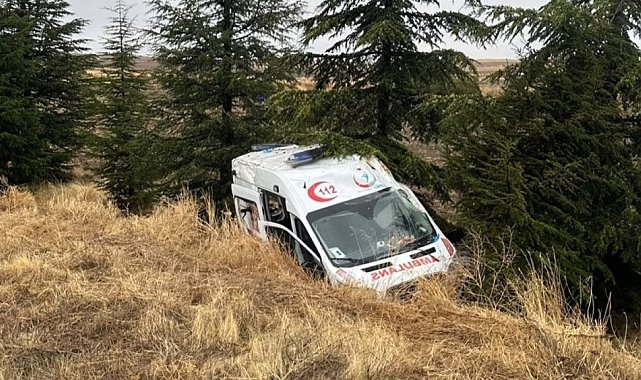 Eskişehir'de hasta nakleden ambulans kaza yaptı: 3 yaralı