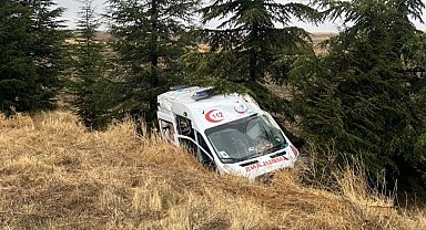 Eskişehir'de hasta nakleden ambulans kaza yaptı: 3 yaralı