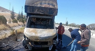 Eskişehir'de kargo aracı alev alev yandı