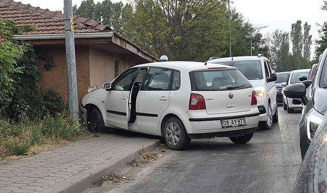 Eskişehir'de kontrolden çıkan otomobil duvara çarptı