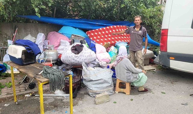 Ev sahibiyle anlaşamadıkları için eşyalarını otoparka taşıyan aile yeni eve yerleştirildi
