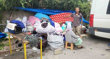 Ev sahibiyle anlaşamadıkları için eşyalarını otoparka taşıyan aile yeni eve yerleştirildi