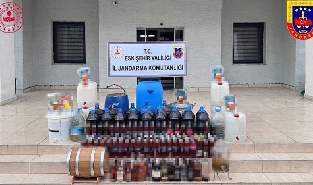 Evinde kaçak içki üretmek için damıtma sistemi kuran şüpheli yakalandı