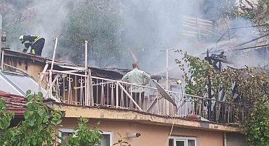 Evlerinde çıkan yangını kapılarına gelen muhtardan duydular