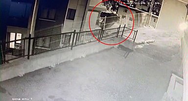 Eyüpsultan'da 3. kata çarpan aracın bahçeye düştüğü anlar görüntülendi