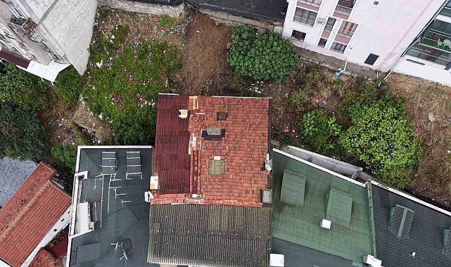 Eyüpsultan'da toprağın kaydığı alan ve tahliye edilen apartman dron kamerasıyla görüntülendi