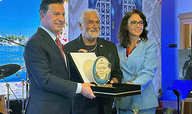 Fedon'a Muğla Büyükşehir ve Bodrum Belediyesinden fahri turizm elçiliği beratı ve plaketi
