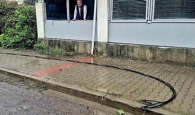 Fırtınada kopan elektrik telleri ekipleri seferber etti