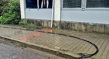 Fırtınada kopan elektrik telleri ekipleri seferber etti