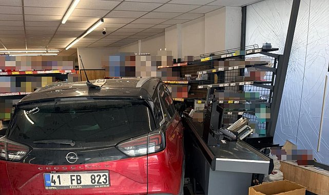 Fren yerine gaza basınca otomobil markete daldı