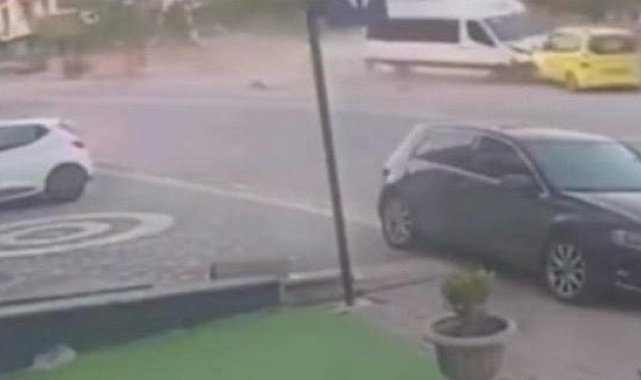 Freni patlayan minibüs taksiyi önüne kattı, direğe çarparak durabildi: 1 yaralı