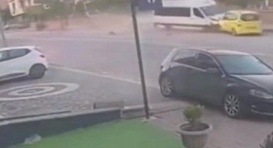 Freni patlayan minibüs taksiyi önüne kattı, direğe çarparak durabildi: 1 yaralı