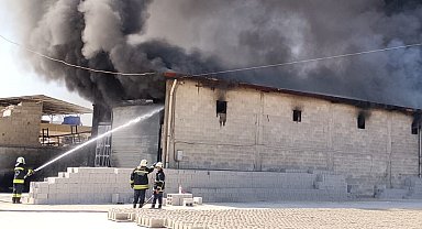 Gaziantep'te atık yağ tesisinde yangın: Ekiplerin müdahalesi sürüyor