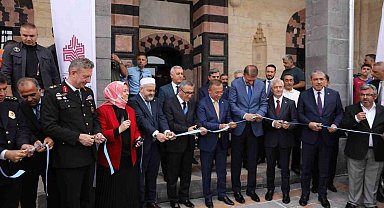 Gaziantep'te depremde hasar gören tarihi Şeyh Fethullah Camii ibadete açıldı