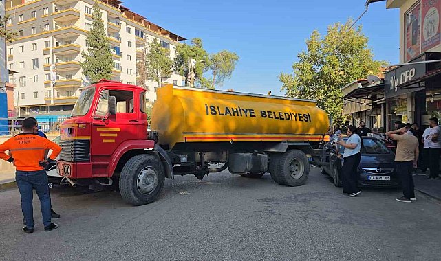 Gaziantep'te el freni çekilmeyen su tankeri 3 araca çarptı: Facianın eşiğinden dönüldü