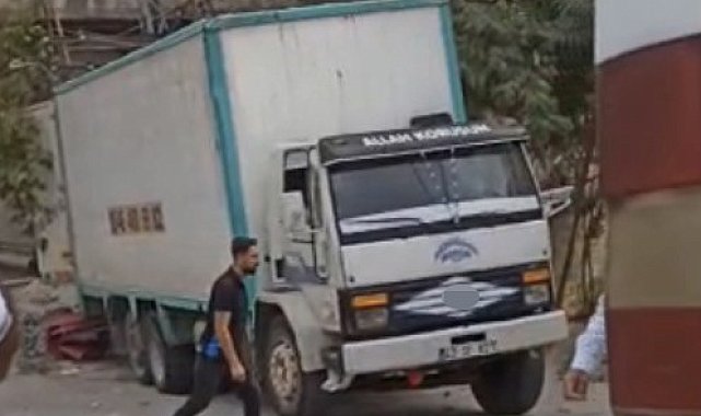 Gaziantep'te freni boşalan kamyon elektrik direği ve eve çarparak durabildi