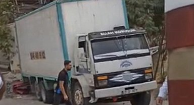 Gaziantep'te freni boşalan kamyon elektrik direği ve eve çarparak durabildi