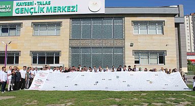 Gazze'de ölen çocukların ismi 12 metre uzunluğundaki pankarta sığmadı