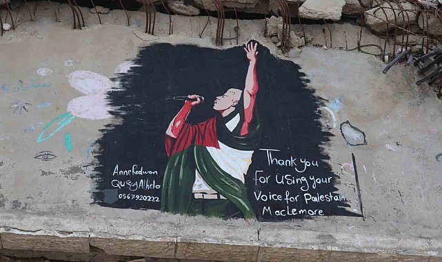 Gazze'de sanatçılar, bina duvarına Filistin'i destekleyen ABD'li rapçi Macklemore'un resmini çizdi