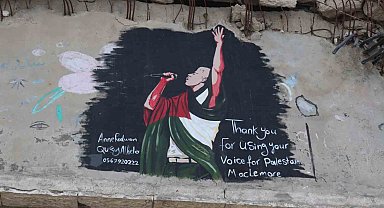 Gazze'de sanatçılar, bina duvarına Filistin'i destekleyen ABD'li rapçi Macklemore'un resmini çizdi