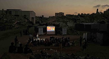 Gazze'de yıkımın ortasında çocuklar için gezen sinema