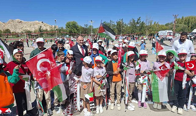 Gazzeli çocuklar için uçurtmalar gökyüzüyle buluştu