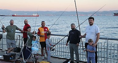 Gebze'de baba-çocuk balık tutma keyfi yaşadı