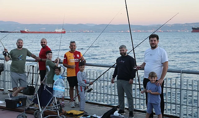 Gebze'de baba-çocuk balık tutma keyfi yaşadı