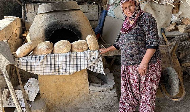 Geleneksel yöntemle yapılan taş fırın ekmeği iştah kabartıyor