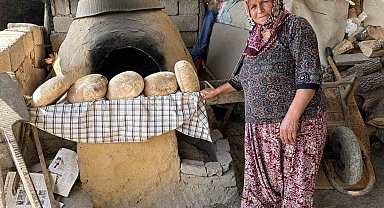 Geleneksel yöntemle yapılan taş fırın ekmeği iştah kabartıyor